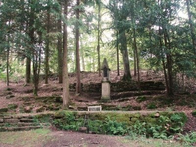 Pierre Guénachère et fontaine du Saint