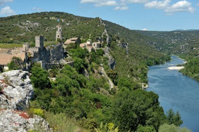Aiguèze, village classé "Plus Beau Village de France"