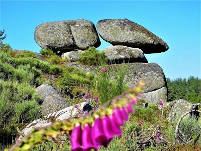 PYRAMIDE EN PORTE-A-FAUX