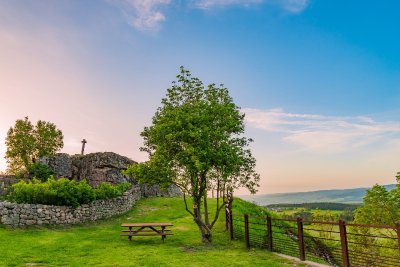 LE PANORAMA DU SITE MÉDIÉVAL D'APCHER