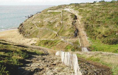 La lande d'ajoncs et sa côte sauvage