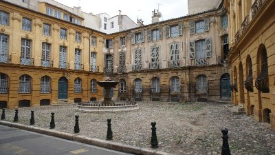 La vieille ville d'Aix-en-Provence, ses places et ses hôtels particuliers