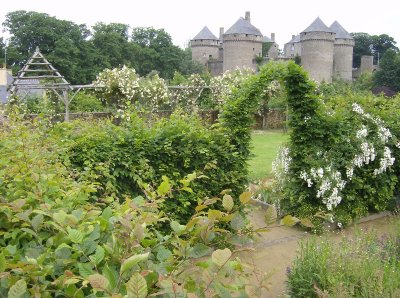 JARDIN MÉDIÉVAL, LASSAY-LES-CHÂTEAUX