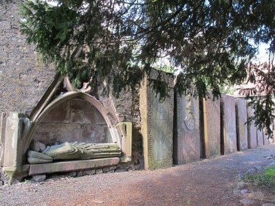 Jardin lapidaire de la collégiale Saint-Florent