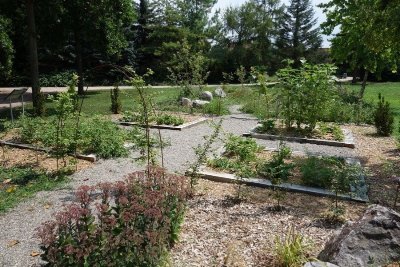 Grand parc : jardin, aire de jeux, sentier pied nus