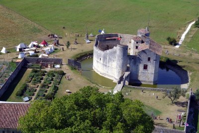 Château Fort de la Fée Mélusine et son parc de loisirs médiéval à St-Jean-d'Angle
