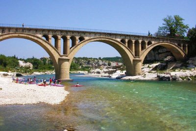 Baignade aux pieds du Pont du Gard
