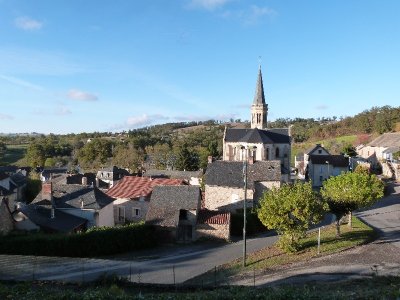 Eglise de Saint-Salvadou et sa croix processionnelle