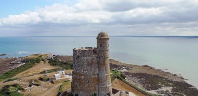 Saint-Vaast-la-Hougue < > Quinéville