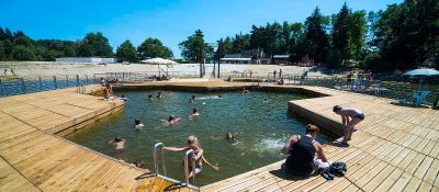 Sentier sur pilotis au bord du lac de St Etienne Cantalès