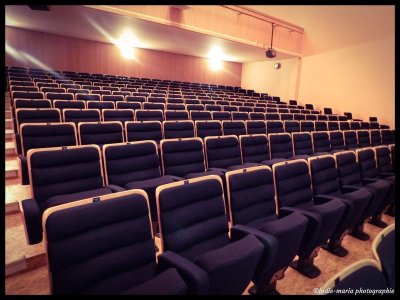 Théâtre, Le kangourou à bretelles