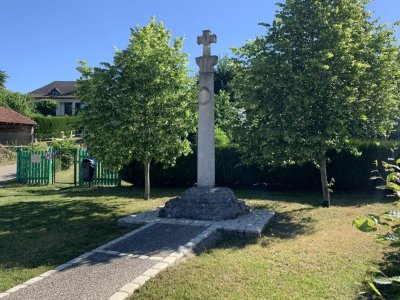 Aire de jeux Saint-Priest et sa croix