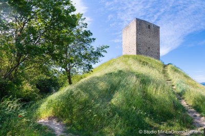 La tour et les crêtes