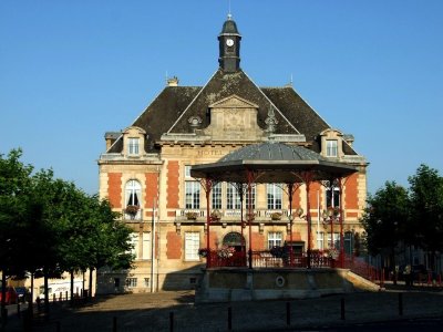 Hôtel de ville et kiosque