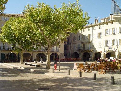 La Place du Docteur Bourdongle ou Place des Arcades