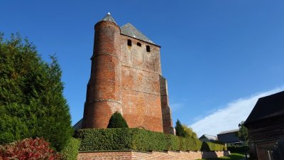Église fortifiée Saint-Médard (vue extérieure)