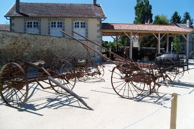 De l'église Saint-Pierre au château de la Roulière