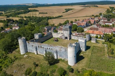 Le tour du château fort...sans le quitter des yeux