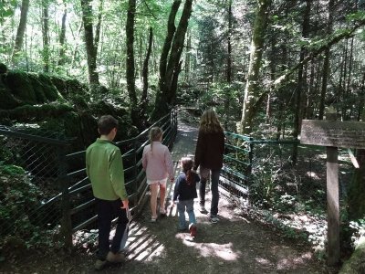 Sentier karstique du grand bois et grotte Maëva
