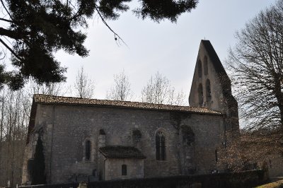 Poussignac, une église isolée