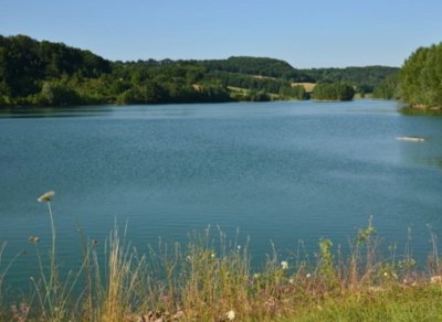 Lac d'Arasse, vers l'église romane de Marsac