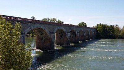 Boé Village, entre Garonne, canal et lacs