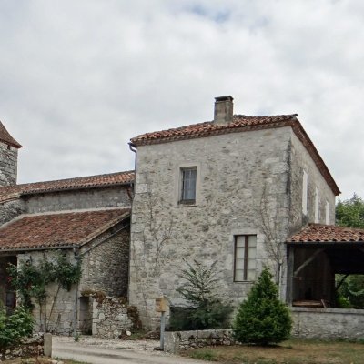 Sainte-Colombe-de-Villeneuve, vers l'église du Laurier