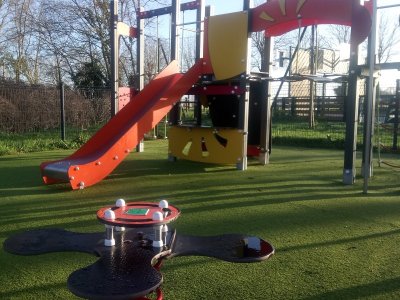 Aire de jeux pour enfants, skatepark et plateau multisports