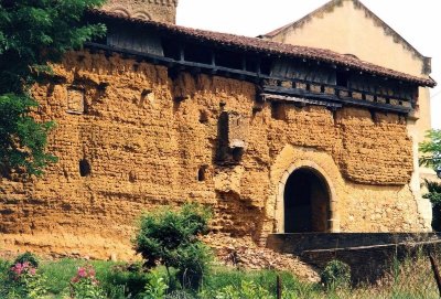 Le Castet : Rempart en Terre Crue et Motte Féodale