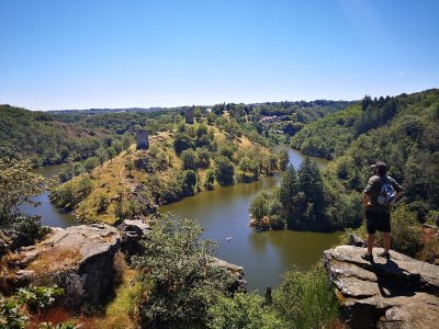 Fougères et le rocher de la fileuse